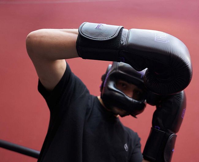 Перчатки боксерские Clinch Undefeated C161 черный