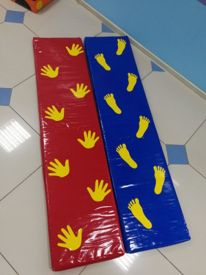 Коврик со следочками 170х40х4 см из 2х частей (ручки, ножки) 